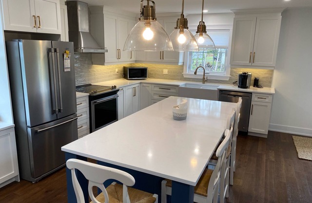 Modern Cottage 2 Mins From Lakeside Beach-Your Perfect Beach and Golf Retreat!☀️