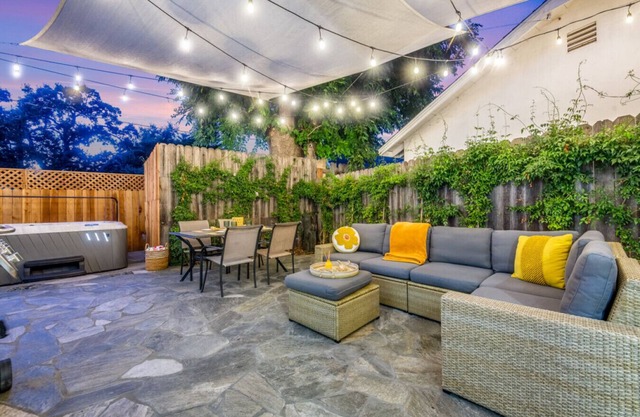 Modern Cottage, Jacuzzi, Bistro Patio, Walk to Everything!