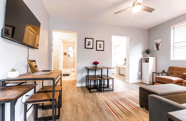 Quaint Cottage-5 min to UF & Shands & VA Hospital.