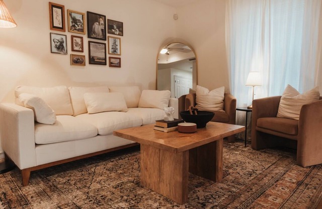 Modern Cottage Style Apt-King Bed near UTRGV & DHR