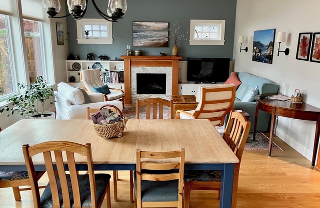 Modern Cottage-Style House Close to all Amenities and the Ocean in Sidney BC.
