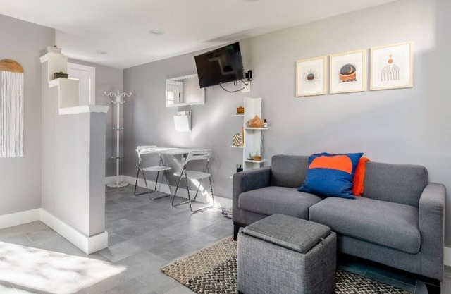 Modern cottage with full kitchen & private patio.Close to great hiking trails!