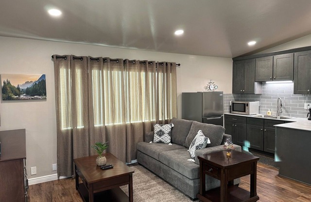 Modern Country Studio-5 Min. to Hiking Trails and Old Town Auburn. Private yard.