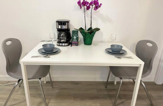 Modern&Cozy 1 Bedroom Suite - Private Entrance - 10 mins to Downtown Vancouver