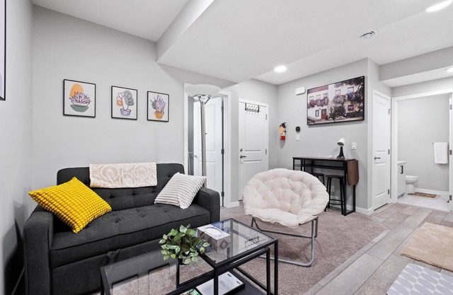 Modern & Cozy 1 Bedroom Suite in SouthWest Calgary - Free Parking + Fast Wifi