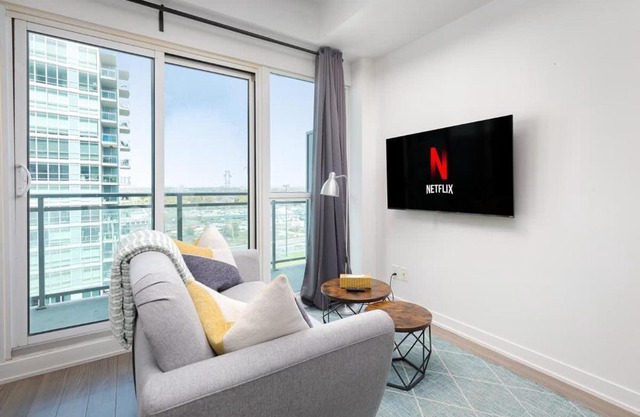 Modern Cozy 1BR Condo Near Toronto's Lakefront