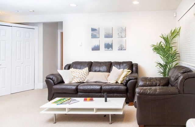☆☆ Modern Cozy 2 BR Suite☆☆ >> Near Skytrain Station / Free Parking / Free Wifi