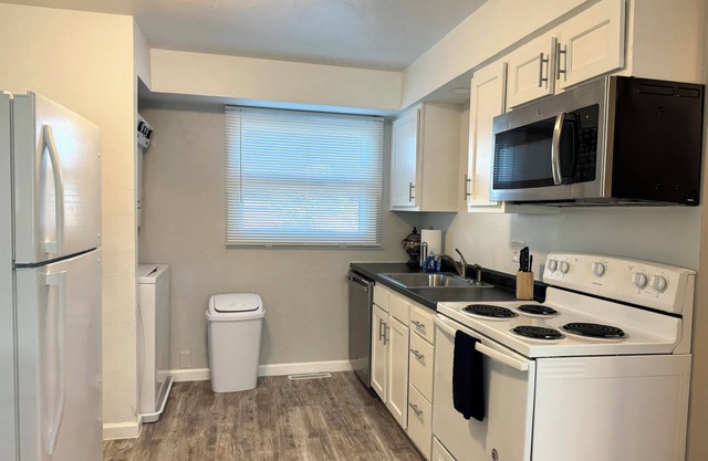 Modern & Cozy 2BR w/ King Bed in Appleton, 30 mins by drive from Lambeau Field