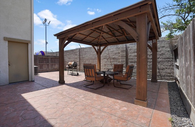 Modern Cozy 3-bedroom townhome minutes from hostipals in Modesto & Turlock