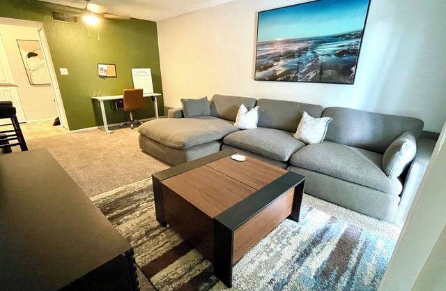Modern & Cozy Apt Tampa! - Great location W/D, Full Kitchen, Toiletries included