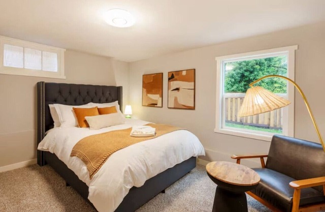 Modern Cozy Bright 2BR Lower Unit w/private entry
