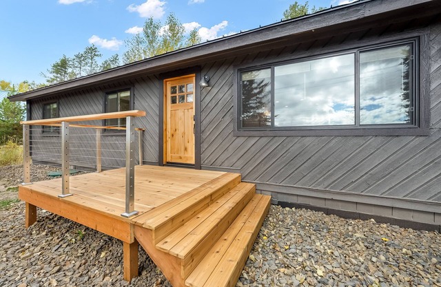 Modern Cozy Cabin with view of Tamarack 5 minutes to lake and ski resort