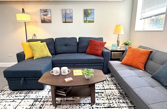Modern + Cozy Chicago stay w/garage parking & 20min to downtown