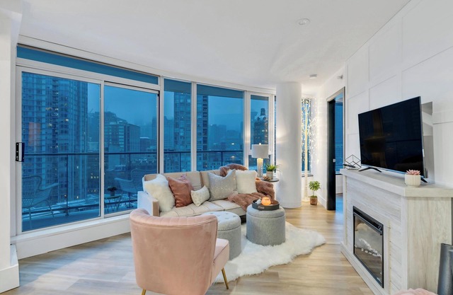 Modern Cozy Condo | 2BR/2BA Retreat in the Heart of Downtown Vancouver