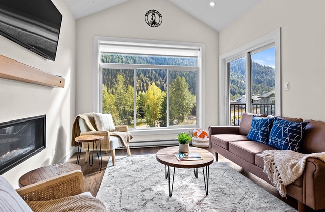 Modern & Cozy Condo w/Hot Tub!