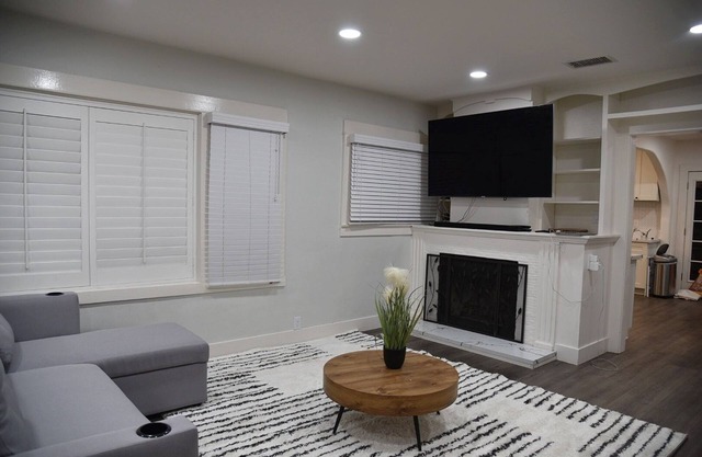 Modern & Cozy Family Home in Wood Streets of Riverside
