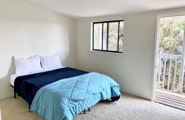 Modern & Cozy Gem ~ Walk to the Beach ~ Queen Beds