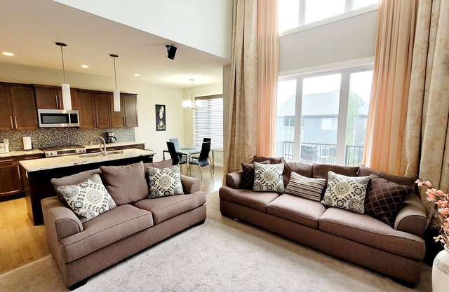 Modern Cozy Home in Calgary NW. 3 Bed+3 bath, 2 car Garage-near canmore/banff