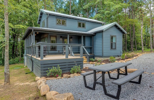 Modern cozy lakeview retreat for 6 close to hiking, Sewanee, and the Caverns