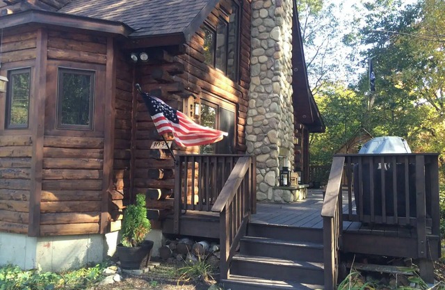 Modern, cozy log cabin in Copake with AC and WiFi