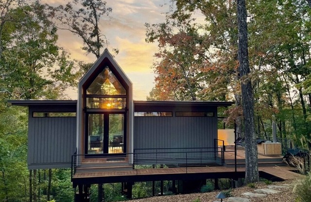 Modern Cozy Romantic Hideaway near Dahlonega with Hot Tub and Trails