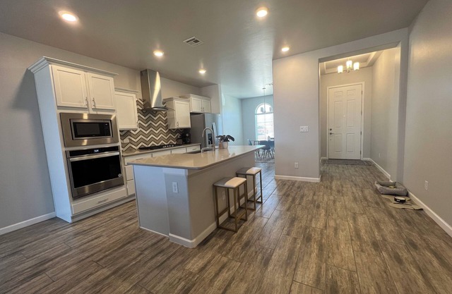 Modern/Cozy Spacious 3 Bedroom Home