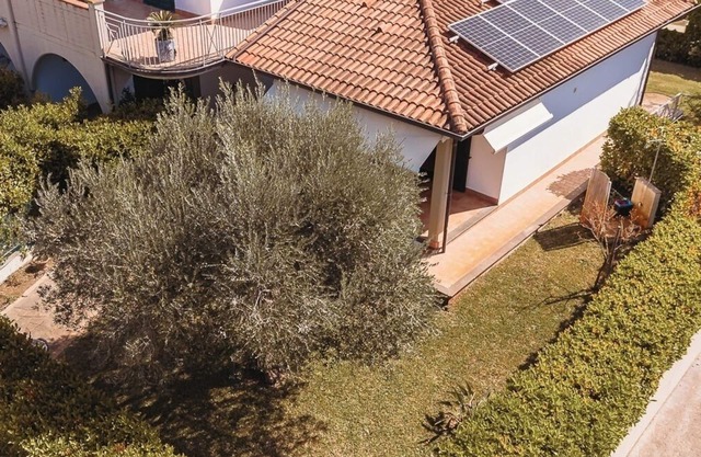 Moderne freistehende Villa in einem Wohngebiet nur 140 m vom Meer entfernt.