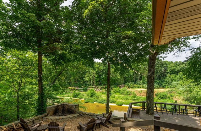 Modern Day Hideaway at the River House - 15 minutes from Bass Pro!
