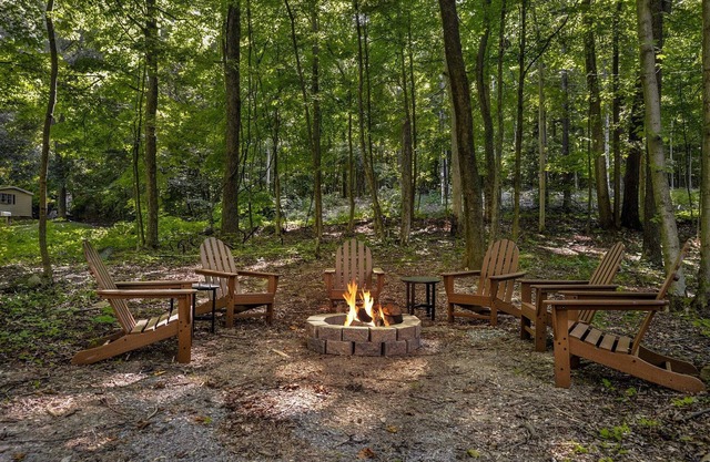 Modern decor, Hot Tub, Fire Pit, Grill, & Games