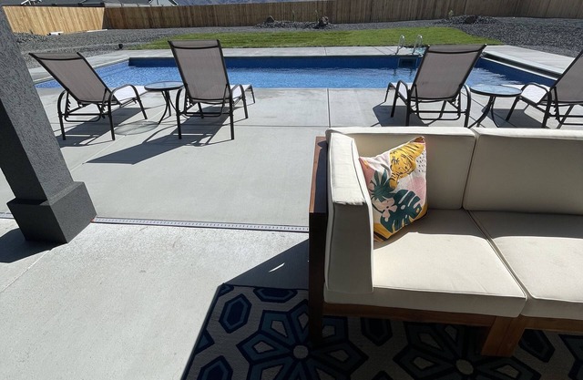 Modern desert retreat with heated/cooled pool - 2.5 hrs away from Seattle