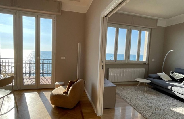 Modernes Design-Apartment direkt am Strand mit frontalem Meerblick und Traumbalk