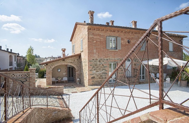 Modernes Design Bauernhaus mit wunderschönem Pool, in einer kleinen Stadt gelegen