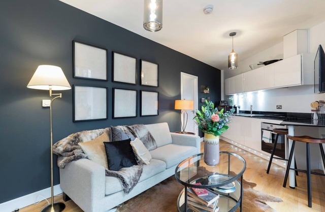 Delightful Designer 2 bedroom apt in Notting Hill!