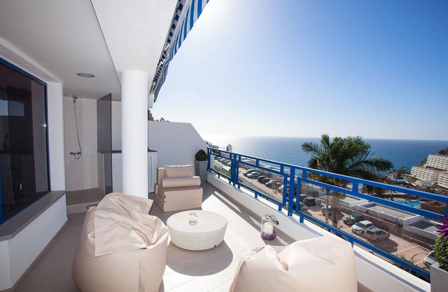 Modernes Designer Apartment mit großer Terrasse und blick aufs Meer!
