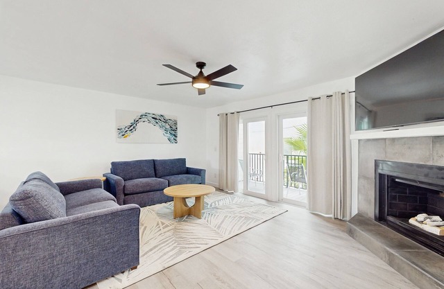 Modern dog friendly townhome, close to the Gulf and beaches, shopping & dining