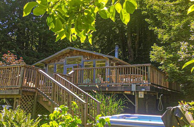 Modern dog-friendly riverfront home with a hot tub, great views, washer/dryer