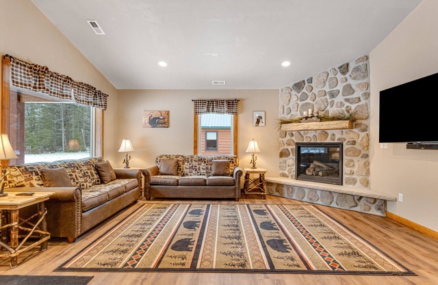 Modern dog-friendly cabin with hot tub, gas fireplace, patio, grill, & central AC