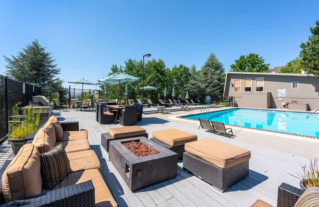 Modern dog-friendly condo with WiFi, shared amenities - pool, gym