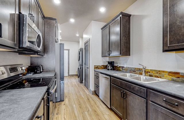 Modern dog-friendly townhouse with washer/dryer, WiFi, and patio