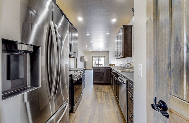 Modern dog-friendly townhouses with WiFi, patio, BBQ grill