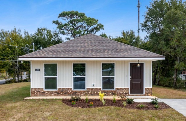 Modern dog-friendly home near the beach with large lawn, washer/dryer, streaming