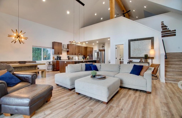 Modern Donnelly Cabin with Private Hot Tub