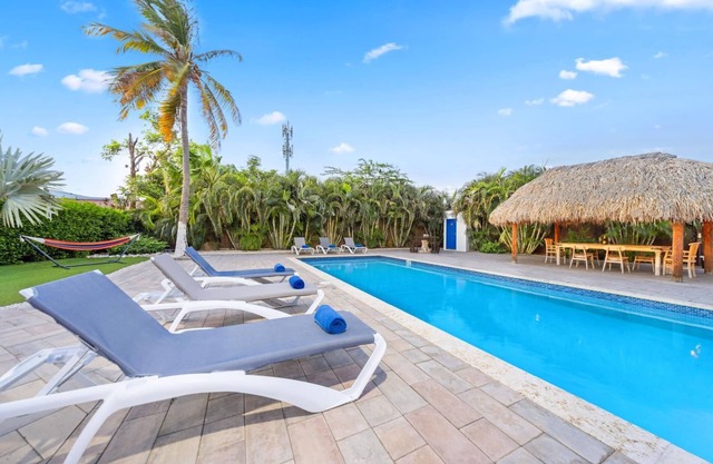 Modern Double Apt w/ Pool View -Minutes to Beaches