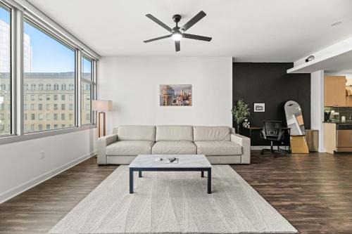 Modern Downtown City View High-Rise with Balcony, Gym, Pool, Free Parking 7th Floor