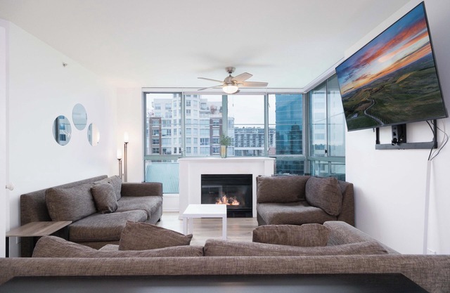 Modern Downtown Condo w/Views, Gym & Sauna Access