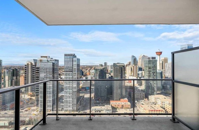 Modern Downtown Condo in Calgary's Tallest Residential Bldg! - Free Parking - AC
