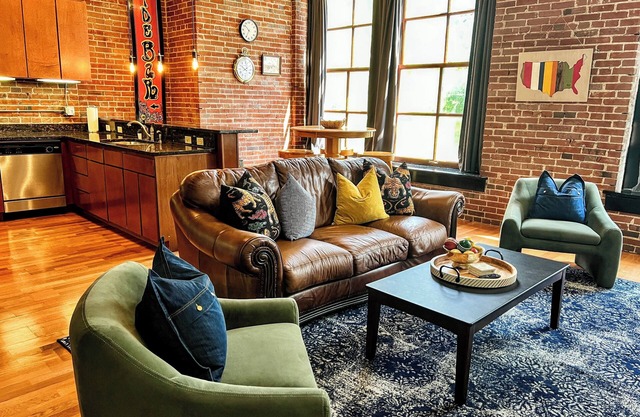 Modern Downtown Loft - Walk to the City Museum!
