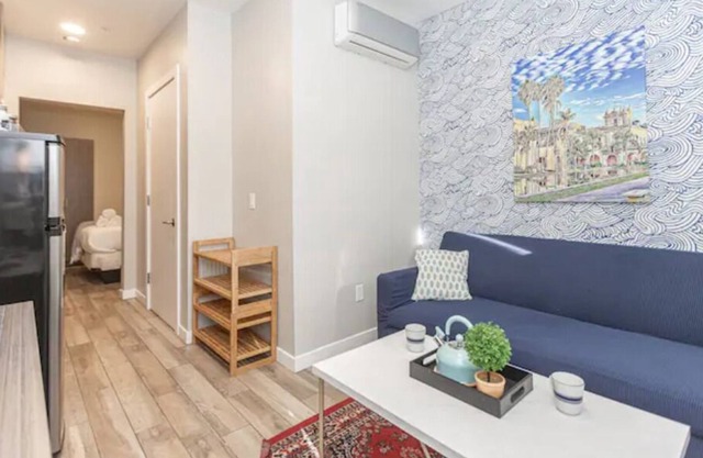 Modern Downtown 💎 WiFi, Cable, Parking, Comfy Bed - Discounts For Longer Stays