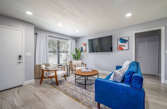 ★Modern DT 2/1👑King Bed✔Long Stays⚡️WiFi📺Netflix★
