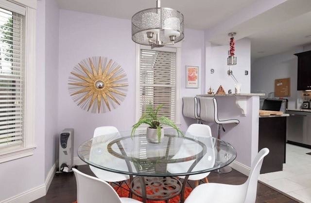 Modern Duplex Home close to Boston. Free parking, Yard, Super Nice!